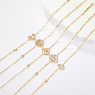 Inspirational High-End Minimalist Versatile Bracelet for Women, Fashionable Light Luxury Titanium Steel 18K Gold Four-Leaf Clover```