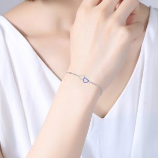 Titanium steel light luxury style fully drilled heart connected bracelet, compact diamond inlaid heart-shaped bracelet