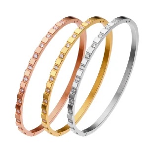 When choosing bracelets to match, there are three main principles: length principle, quantity principle, and color principle.